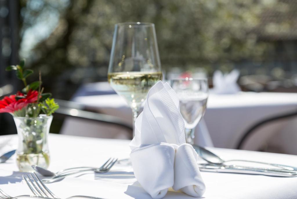Elegant gedeckter Tisch mit Weinglas auf der Terrasse