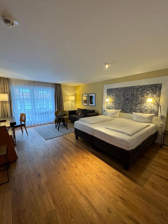 Modernes Doppelzimmer im Pilgerhof mit großem Fenster