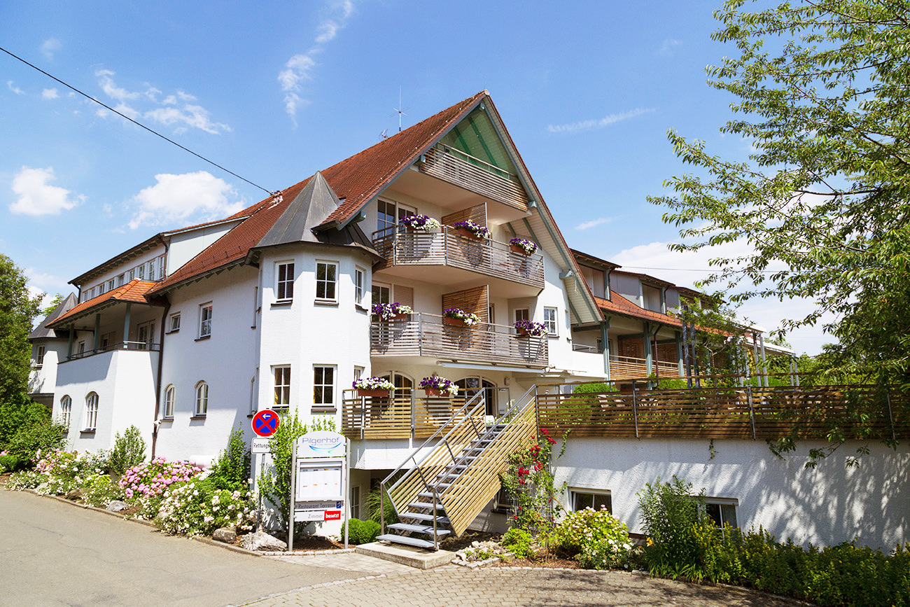 Hotel Pilgerhof – weißes Gebäude mit blumengeschmückten Balkonen